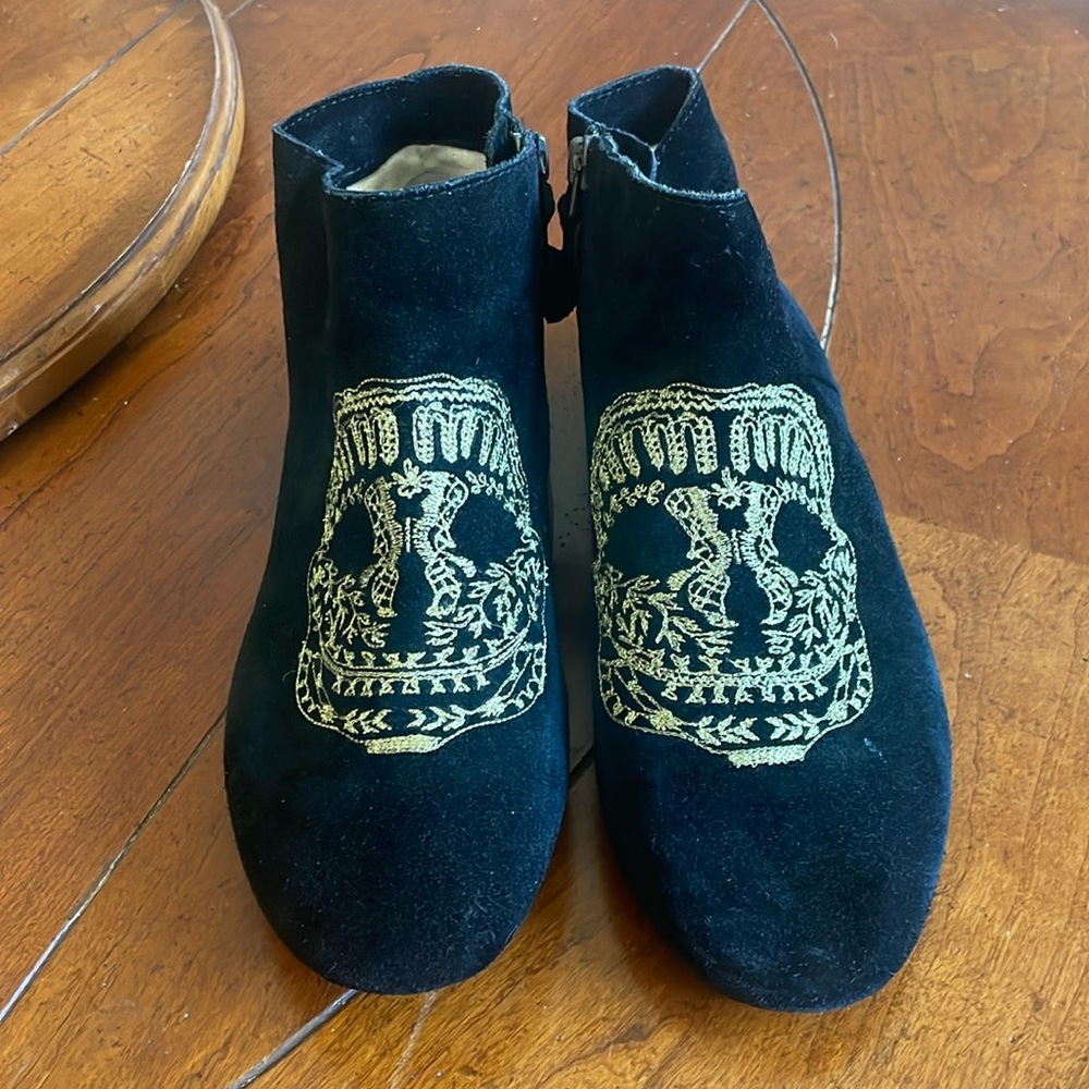 Rare House of Harlow Mara skull moccasins